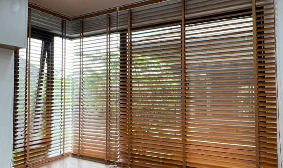 Rèm Sáo Gỗ Lắp Đặt Tận Nơi TP.HCM – Sang Trọng, Tự Nhiên & Đẳng Cấp Cho Mọi Không Gian